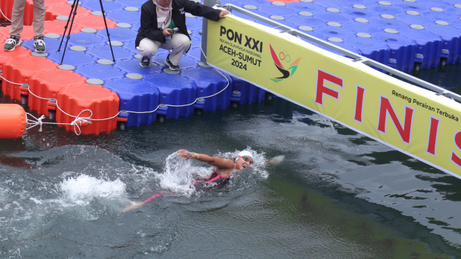 Izzy Dwifaiva Hefrisyanti, perenang putri Jatim sabet emas di nomor 5000 meter renang perairan terbuka PON 2024.(dok PON 2024 wilayah Sumut)