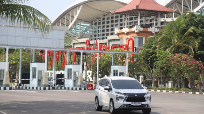 Pintu masuk kendaraan ke area Bandara I Gusti Ngurah Rai Bali