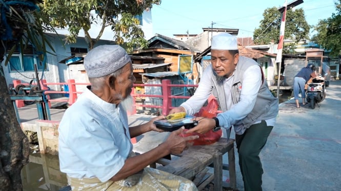 Pemberian makan gratis di Cianjur kepada Lansia