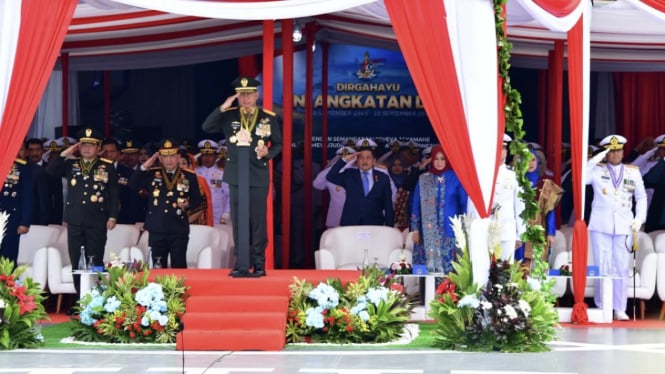 VIVA Militer: Panglima TNI pimpin upacara HUT ke-79 TNI AL