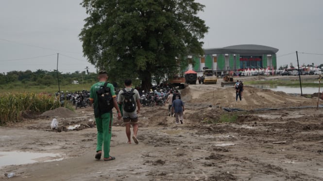 Kondisi jalan menuju venue cabor voli indoor PON 2024, di Sport Center Sumut, di Kabupaten Deliserdang.(B.S.PUTRA/VIVA)