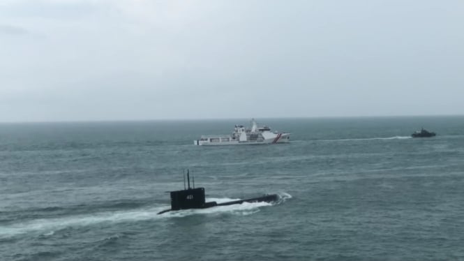 VIVA Militer: Kapal Selam KRI Cakra-401 muncul di Teluk Jakarta