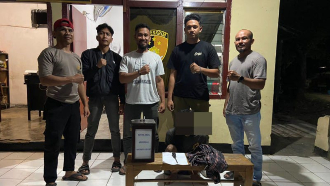 Terduga maling kotak amal saat ditangkap polisi berserta barang buktinya (Satria)