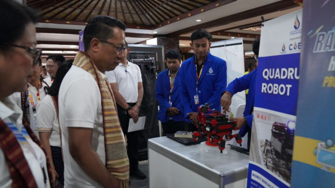 Karya robotik mahasiswa ITB STIKOM Bali mendapatkan apresiasi dari Menteri Hukum dan HAM Supratman Andi Agtas 