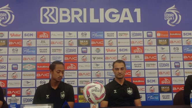 Pelatih PSIS, Gilbert Agius dan Pemain PSIS, Haykal Alhafiz ( foto: Dede Idrus) 