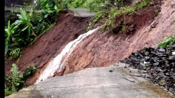 Jalur Toblong-Maroko Garut, terputus akibat tertimpa longsor tebing setinggi 20 meter