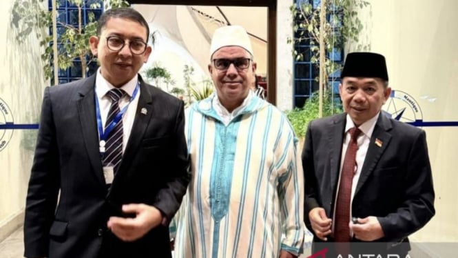 Ketua BKSAP DPR RI Fadli Zon (kiri) dan Ketua Fraksi PKS DPR Jazuli Juwaini (kanan) saat Konferensi ke 52 Komite Eksekutif Parlemen Negara-Negara OKI (PUIC).