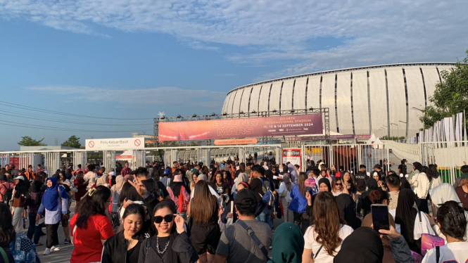 Suasana jelang konser Bruno Mars di Jakarta International Stadium (JIS)