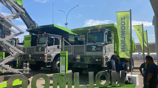 Truk hybrid Zoomlion di Mining Indonesia 2024