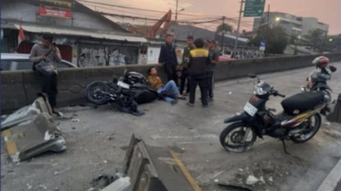 Kecelakaan terjadi di fly over Pesing, Jakarta Barat. 