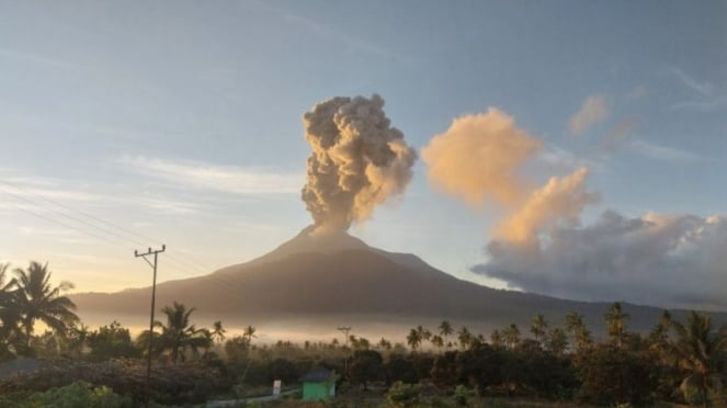 Monte Levotobi Laki durante su erupción