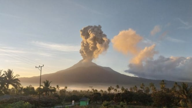 Gunung Lewotobi Laki-Laki saat erupsi