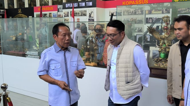 Bakal cagub Jakarta, Ridwan Kamil diajak Gubernur DKI Jakarta periode 1997-2007, Sutiyoso berkeliling ke Museum Bang Yos di Bekasi, Jawa Barat