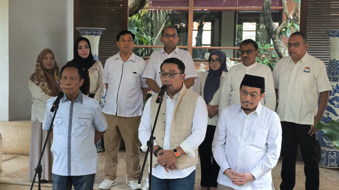 Calon gubernur Jakarta, Ridwan Kamil (tengah) usai sowan ke Gubernur DKI Jakarta periode 1997-2007, Sutiyoso pada Kamis, 12 September 2024 