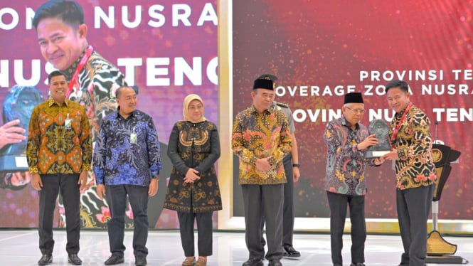 Wakil Presiden RI, Ma'ruf Amin menganugerahkan Paritrana Award 