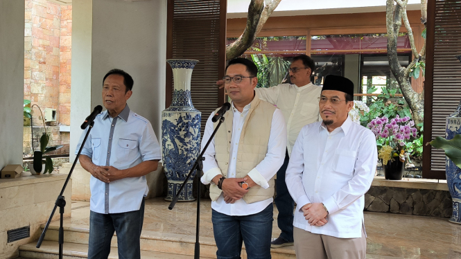 Gubernur Jakarta periode 1997-2007, Sutiyoso saat menerima kunjungan dari bakal cagub-cawagub Jakarta, Ridwan Kamil dan Suswono di kediamannya di Bekasi, Jawa Barat, Kamis, 12 September 2024