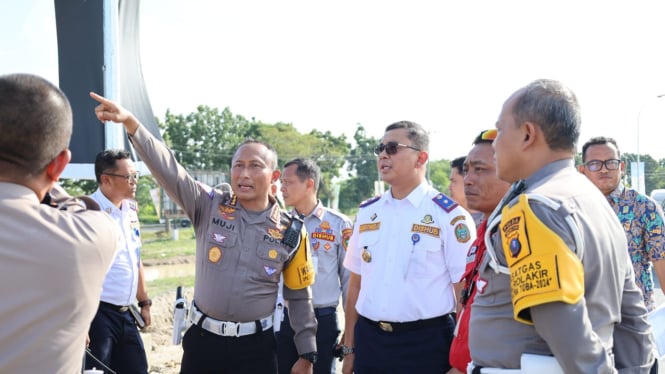 Dirlantas Polda Sumut, Kombes Muji Ediyanto dan Kadishub Sumut, Agustinus saat meninjau lokasi di sekitar Stadion Utama Sumut.(dok Dishub Sumut)