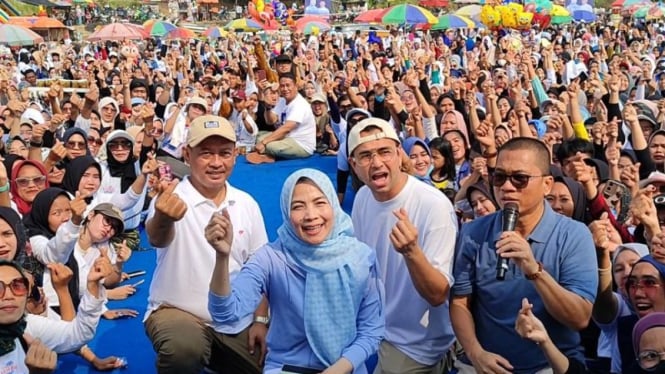 Artis Raffi Ahmad berfoto bersama bakal calon bupati dan wakil bupati Serang Ratu Zakiyah-Najib Hamas, bersama Wakil Ketua Umum PAN Yandri Susanto di Lapangan Rancasumur, Kecamatan Kopo, Kabupaten Serang, Rabu, 4 September 2024.