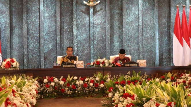 Presiden Jokowi memimpin sidang kabinet paripurna di IKN 