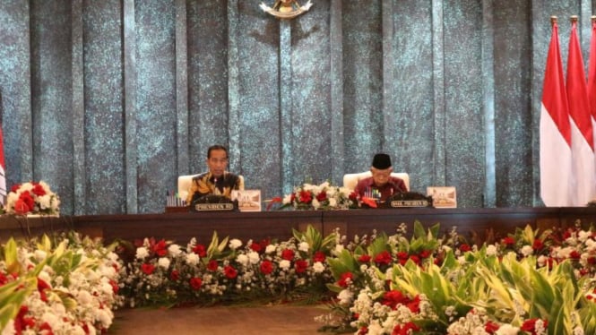 Presiden Jokowi memimpin sidang kabinet paripurna di IKN 