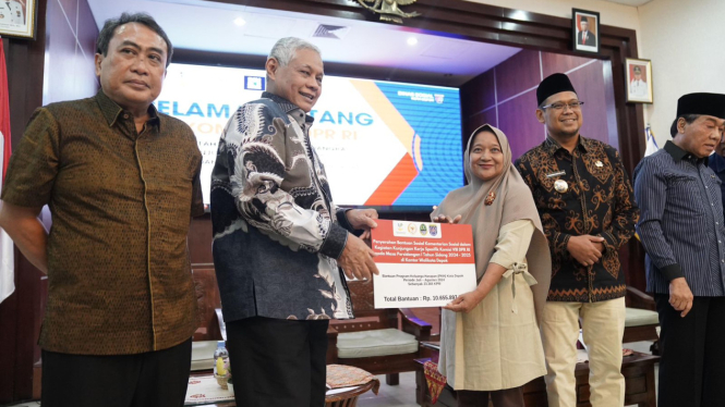 Kemensos bersama Komisi VIII DPR RI menyerahkan bantuan ATENSI