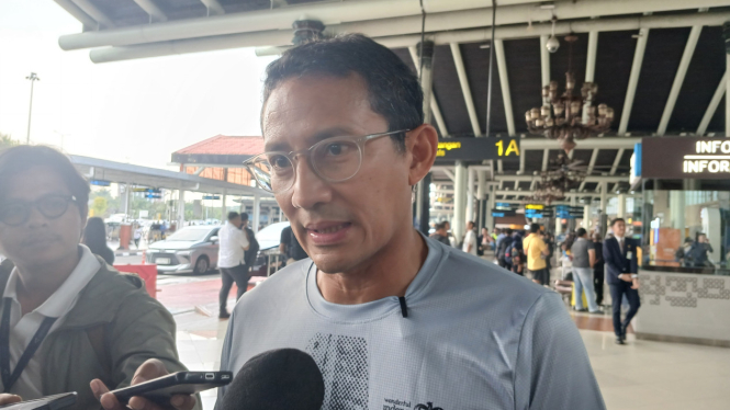 Menteri Pariwisata dan Ekonomi Kreatif (Menparekraf), Sandiaga Uno di Terminal 1 Bandara Soetta, Tangerang