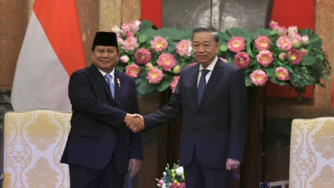 Presiden RI terpilih Prabowo Subianto (kiri) dan Presiden Vietnam H.E. Tô Lâm