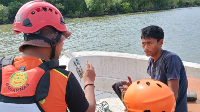 Basarnas Medan melakukan pencarian dan evakuasi jasad M Ikbal.(istimewa/VIVA)