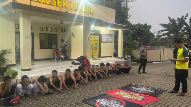 Belasan pelajar SMK di Tangerang saat diamankan polisi.