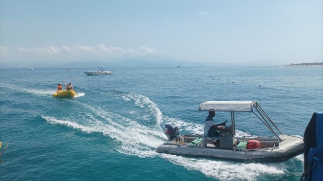 Wisatawan di Pontoon Bali Hai menikmati wahana air di perairan Jungutbatu Nusa Lembongan, Bali