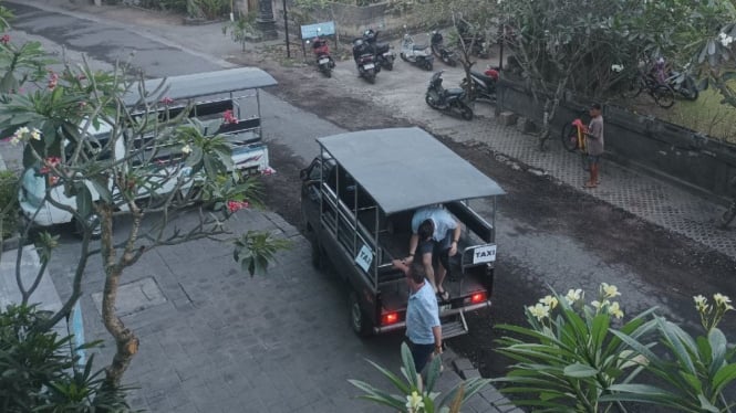 Mobil terbuka sebagai sarana transportasi di Nusa Lembongan