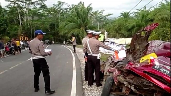 Kecelakaan Maut  Truk vs Minibus di Jalan Lintas Barat Lampung