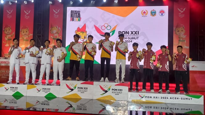  Penyerahan medali emas, perak dan perunggu kepada tim Esport Sumbar, DKI Jakarta, Bali di nomor PUBG di MICC, Kota Medan.(B.S.Putra/VIVA)