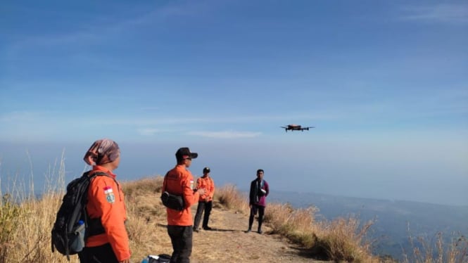 Petugas SAR mencari WNA Rusia dengan menggunakan drone di kawasan Gunung Rinjani (Satria)