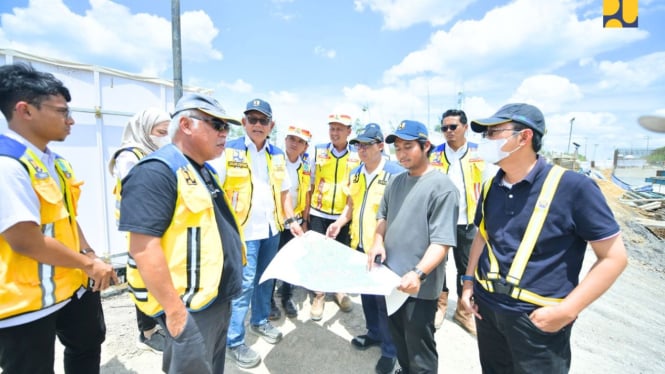 Menteri Basuki meninjau pembangunan Jalan Tol IKN