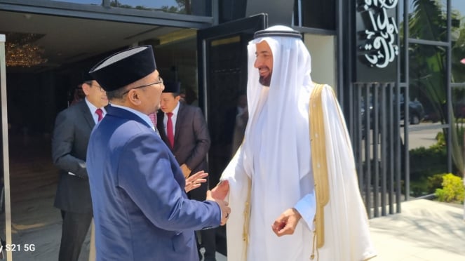 Ministro da Religião Yakut Jolil Kumas e Ministro do Hajj Umrah da Arábia Saudita Tawfiq F Al Rabiah