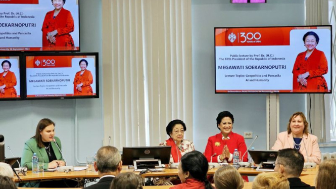 Presiden kelima RI Megawati Soekarnoputri saat menyampaikan kuliah umum di St. Petersburg University, Rusia, Senin, 16 September 2024.