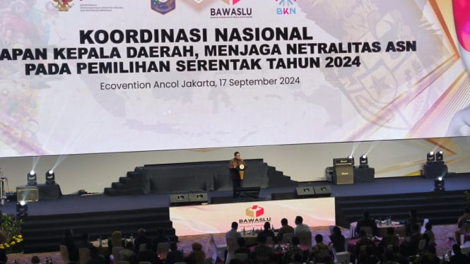 Ketua Bawaslu RI, Rahmat Bagja saat memberikan sambutan dalam rapat Koordinasi Nasional Kesiapan Kepala Daerah Menjaga Netralitas AS. pada Pemiluhan Serengan tahun 2024 di Ancol, Jakarta Utara, Selasa, 17 September 2024.