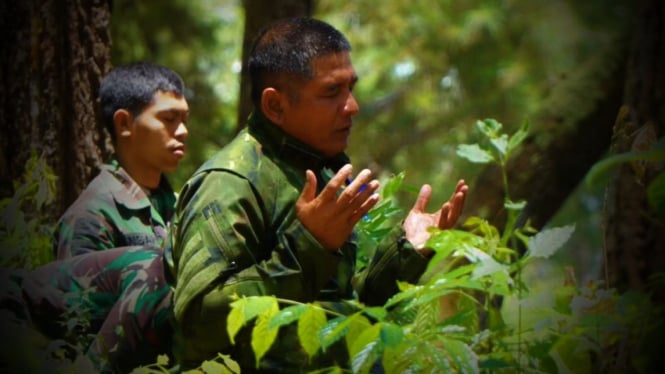 VIVA Militer: Mayjen TNI Bangun Nawoko salat di hutan