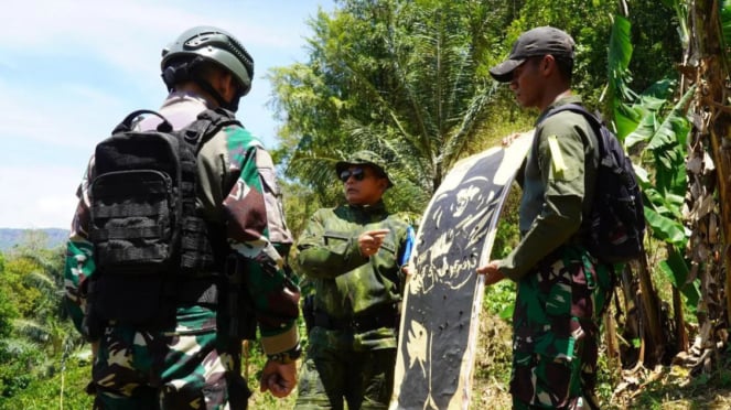 Militar VIVA: Major General da TNI Bangun Nawoko lidera soldados na selva