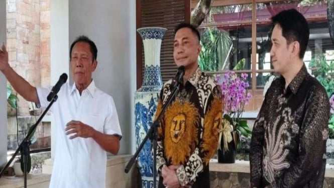 Mantan Gubernur  Jakarta Sutiyoso didampingi pasangan cagub-cawagub Dharma-Kun.