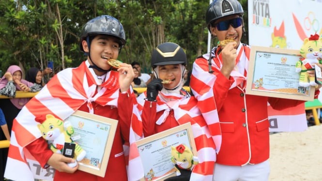 Aisha Maydina Hakim, putri dari Irfan Hakim (tengah) bersama tim berkuda DKI Jakarta sabet medali emas di PON 2024.(dok PON 2024 wilayah Sumut)