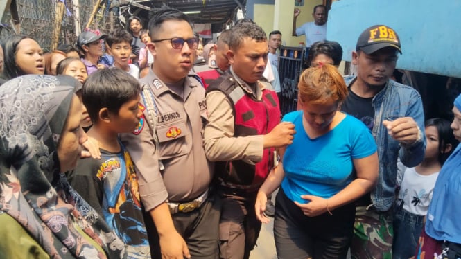 Ibu di Cilincing yang Aniaya Anak Tiri Hingga Kejang (Baju Biru)