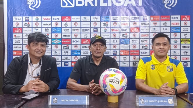 Pelatih PS Barito Putera, Rahmad Darmawan (tengah)