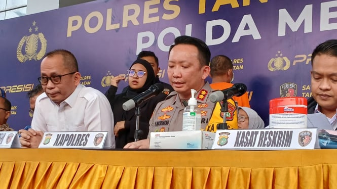 Kapolres Tangsel AKBP Victor D. H. Inkriwang (tengah) saat memberikan keterangan pers