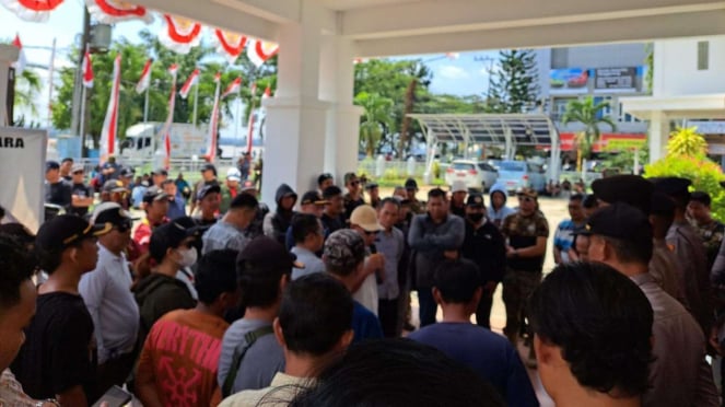 Centenas de pessoas em nome dos residentes de Kuta Kartanegara (Kukar), que se preocupam com a lei, realizaram um protesto pacífico no escritório da Comissão Geral Eleitoral de Kukar (KPU), terça-feira, 17 de setembro de 2024.