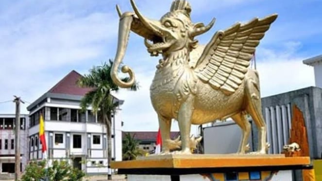 Estátua de Lembuswana em frente ao Museu Mulavarman em Kuta Kartanegara, Cal