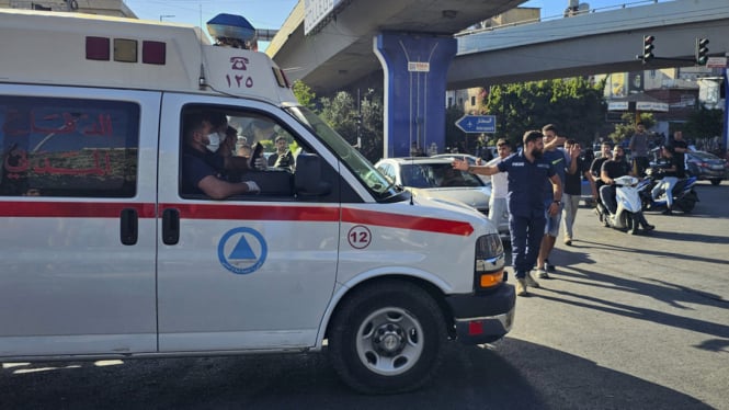 Ambulans mengangkut korban ledakan Pager di Lebanon