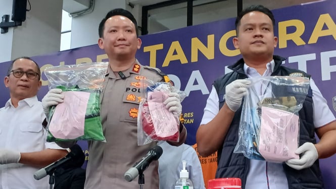 Kapolres dan Kasat Reskrim Tangerang Selatan tunjukan barang bukti