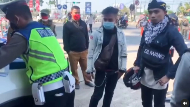 Pemotor Kesurupan saat Ditilang Polisi